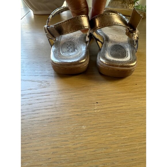 B.O.C Size 6.5 Metallic Gold Thong Casual Sandals With Buckle Closure - Picture 6 of 8